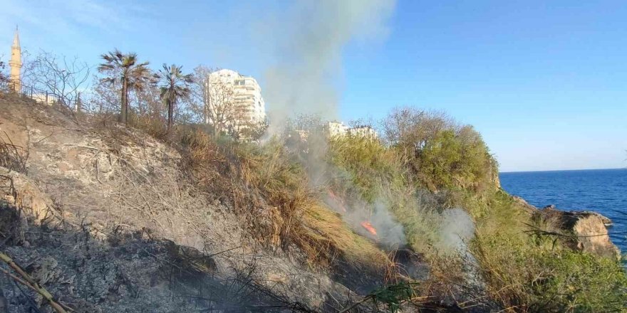 Falezlerde kargılık alandaki yangın korkuttu