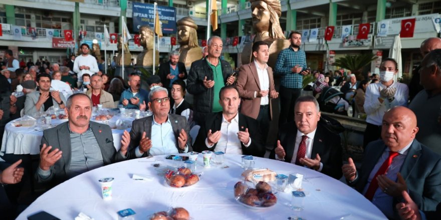 Başkan Böcek Serik’te STK, muhtar ve vatandaşlarla buluşup iftar yaptı