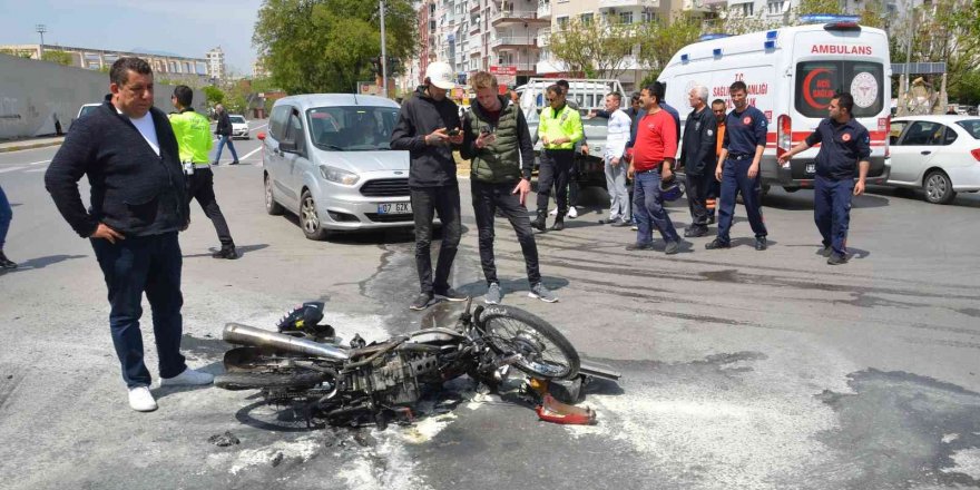 Antalya’da motosiklet ile kamyonet çarpıştı: 2 yaralı