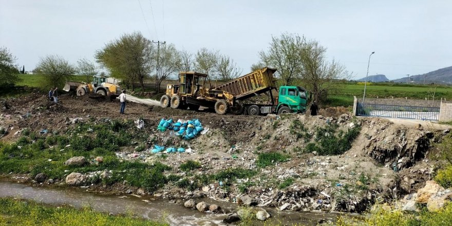 Çöplüğe dönen Deliçay Deresi temizleniyor