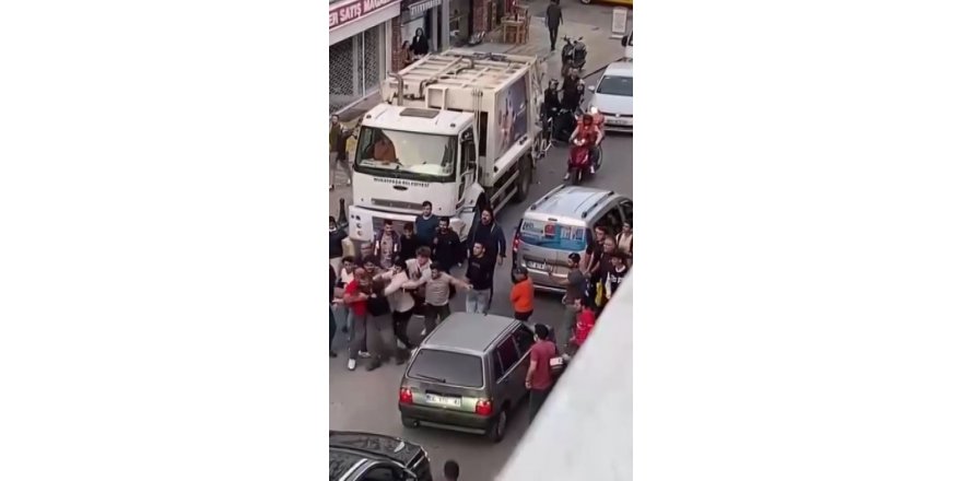 Antalya’da yol verme yüzünden çıkan kavgada tekme ve yumruklar havada uçtu