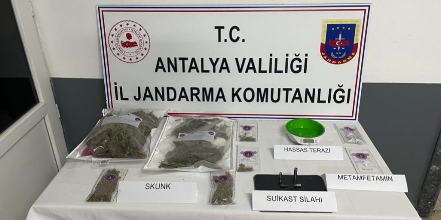 Uyuşturucu tacirlerinin üzerinde suikast tabancası ele geçirildi