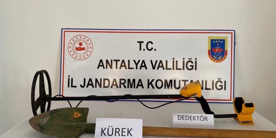 Antalya’da kaçak kazıya jandarmadan suçüstü