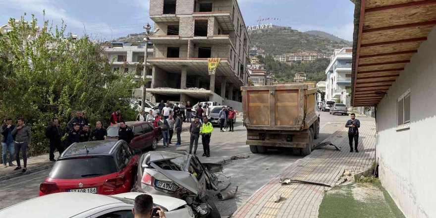 Freni boşalan hafriyat kamyonu 8 araca hasar verdi