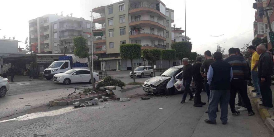 Aydınlatma direğine çarpan otomobilin sürücüsü yaralandı