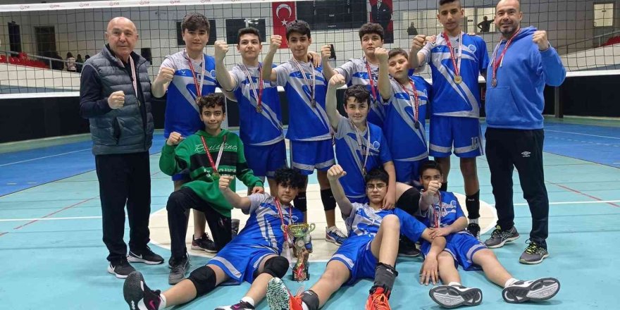 Seyhan’ın erkek voleybolcuları hedef büyüttü