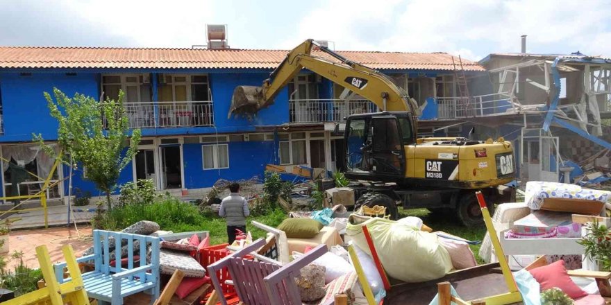 Turizm bölgesinde sit alanında bulunan otel belediye tarafından yıkıldı