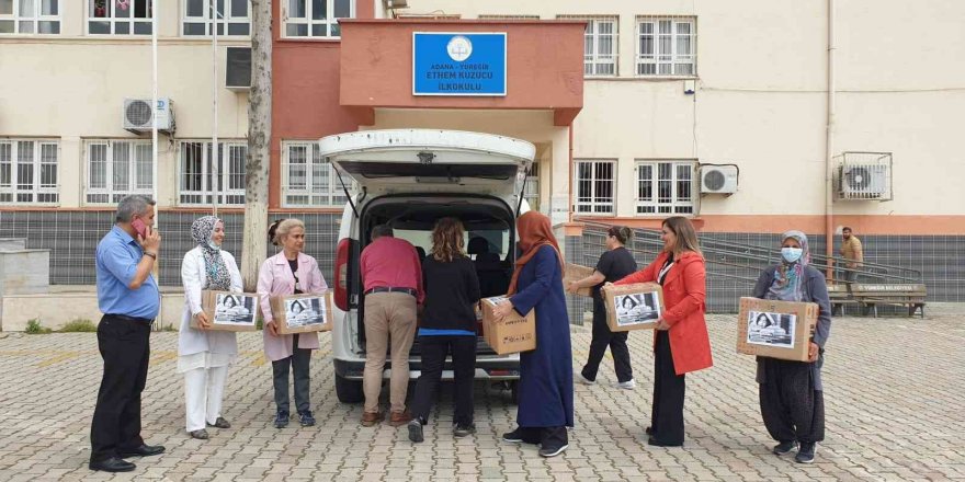 Hastane çalışanları, çocuklarının okuduğu kitapları kütüphaneye bağışladı