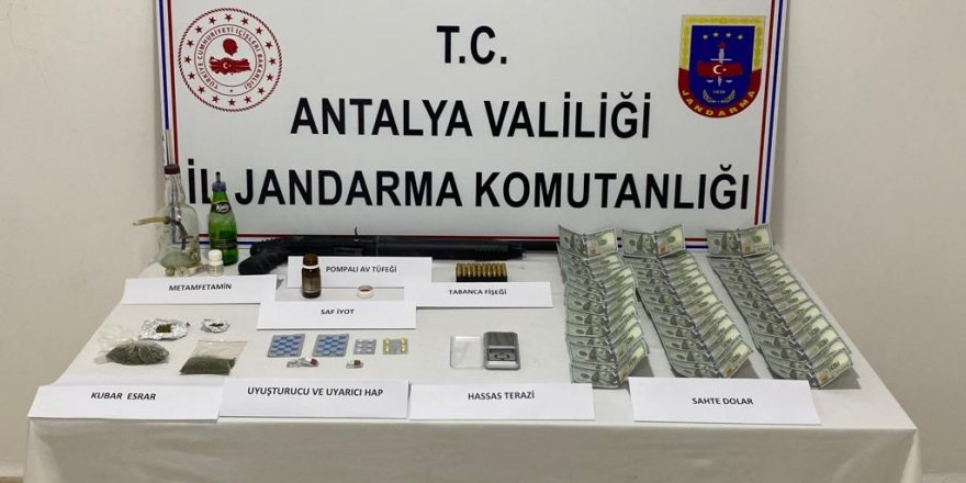 Uyuşturucu tacirinin evinde 42 adet sahte 100 Dolar bulundu