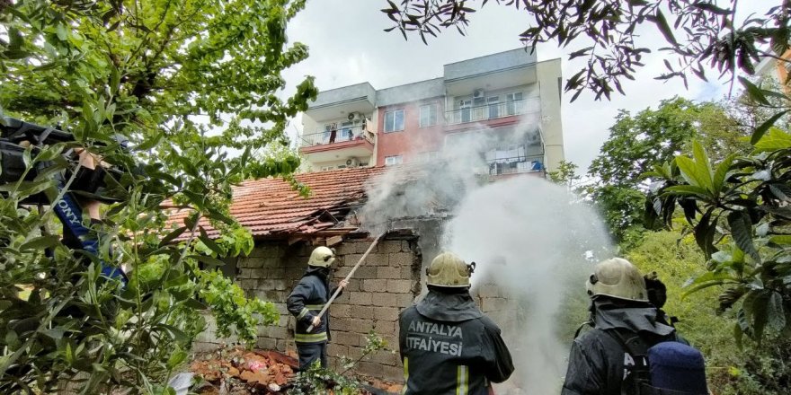 Hırsızlar önce soydu, sonra yaktı