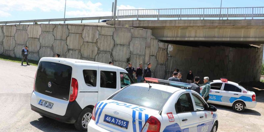 Polisten kaçtı çalıların arasında yakalandı