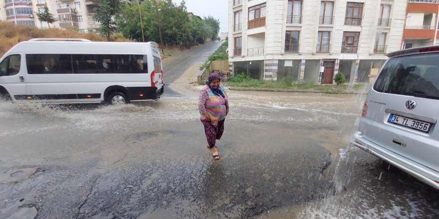 Tekirdağ’da kuvvetli yağış hayatı felç etti