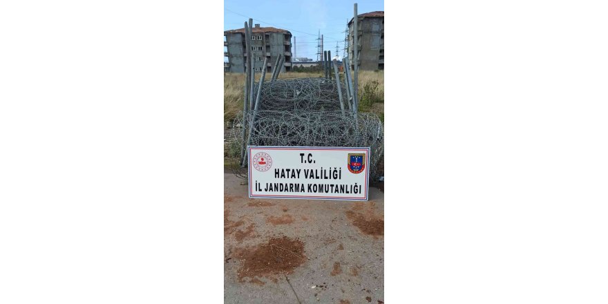 Hatay’da otoyoldaki tel örgü ve demir direkleri çalan şüpheli yakalandı