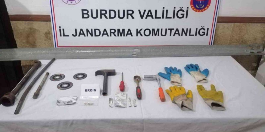 Burdur’da otoyoldaki bariyer demirlerini çaldılar