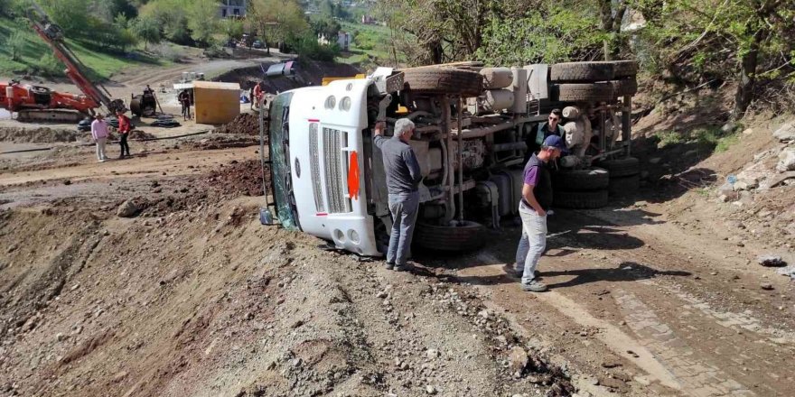 Osmaniye’de devrilen kamyonun sürücüsü yaralandı