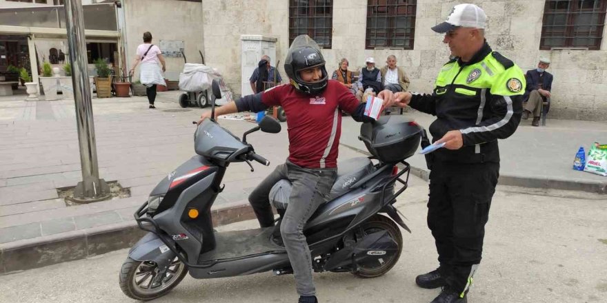 Motosiklet ve motorlu bisiklet sürücülerine trafik güvenliği denetimi