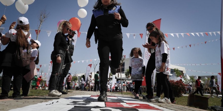 Adana polisi bayramda çocuklarla “seksek” oynadı