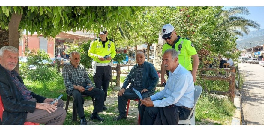 Hassa’da trafik polisi traktör sürücülerini bilgilendirdi