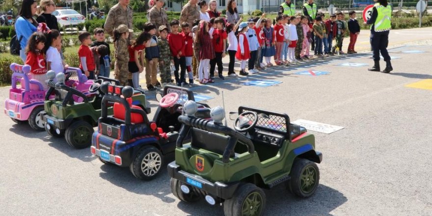 Jandarmadan çocuklara 23 Nisan etkinliği