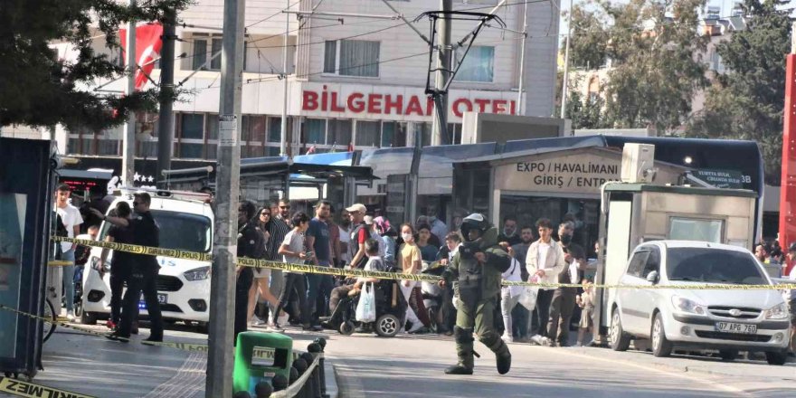 Antalya’da çöp kutusuna atılan çanta polisi alarma geçirdi