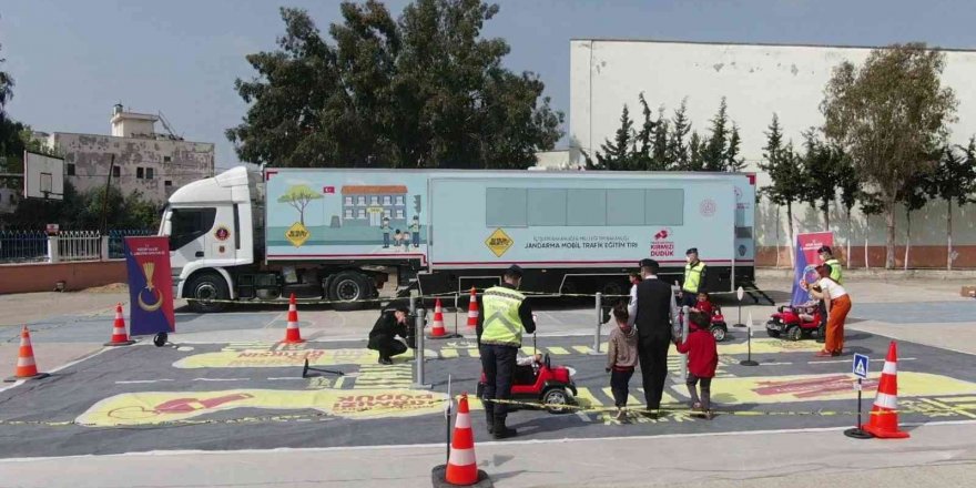 Jandarma mobil trafik eğitim tırı Mersin’de