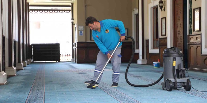 Alanya’da Camilerde Bayram Temizliği