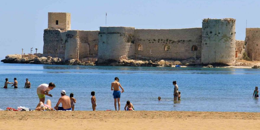 Sıcaklık 30 dereceyi aştı, tatilciler deniz sezonunu açtı