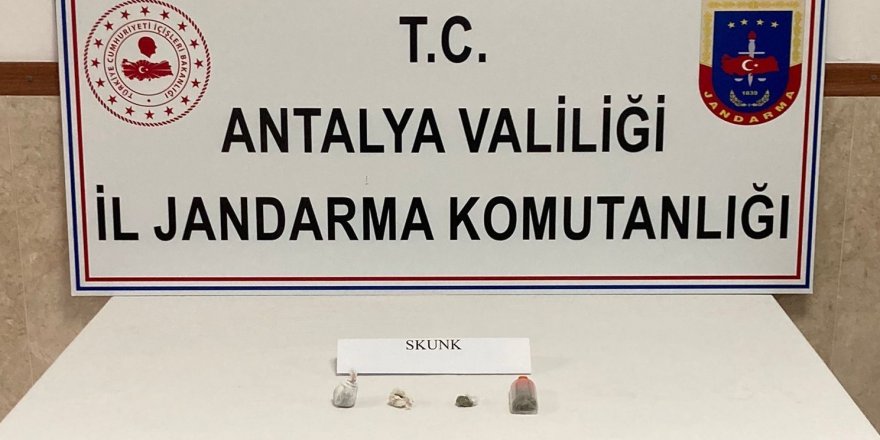 Üzerlerinde uyuşturucu madde bulunduran 4 kişi yakalandı