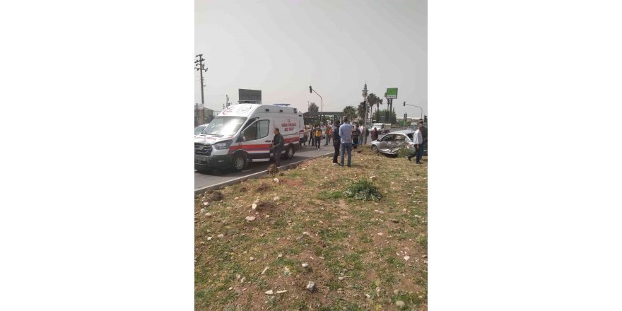 Hatay’da ambulans ile çarpışan otomobilin sürücüsü yaralandı