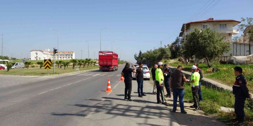 Genç kız yaya geçidinde çarpmanın etkisiyle metrelerce savruldu