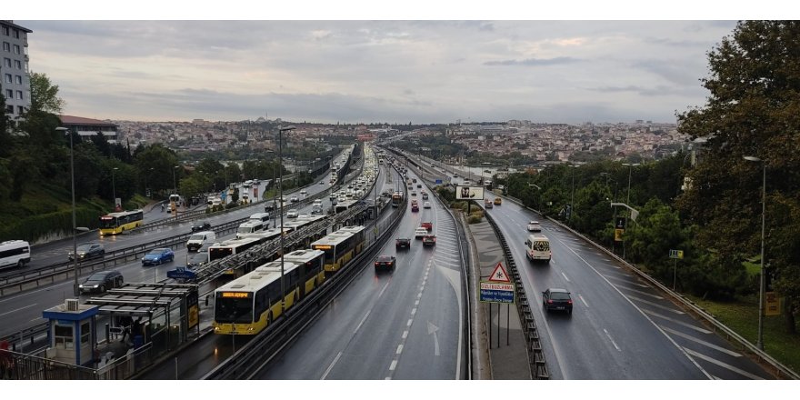 Sabah saatlerinde etkili olmaya başlayan yağmur trafik yoğunluğu oluşturdu