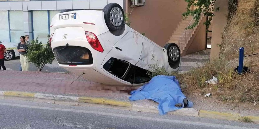 Otomobilin çarptığı kadın hayatını kaybetti, eşi torununa sarılarak ağladı