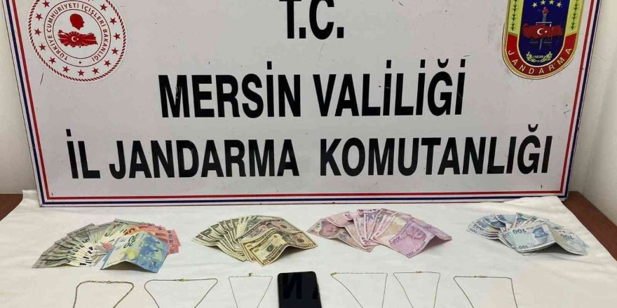 Hırsızlık şüphelisi çaldığı altın ve paralarla birlikte yakalandı