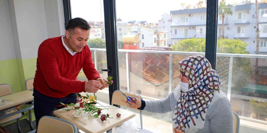 Unutulmaya yüz tutmuş el sanatları Alanyalı kadınlara aktarılıyor