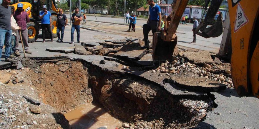 Antalya’da su borusu patladı, yol çöktü