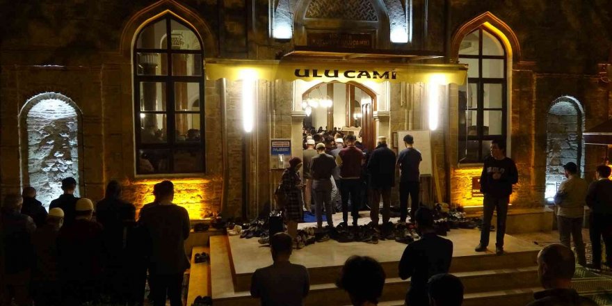 Isparta’da Kadir Gecesi’nde Camiler Doldu