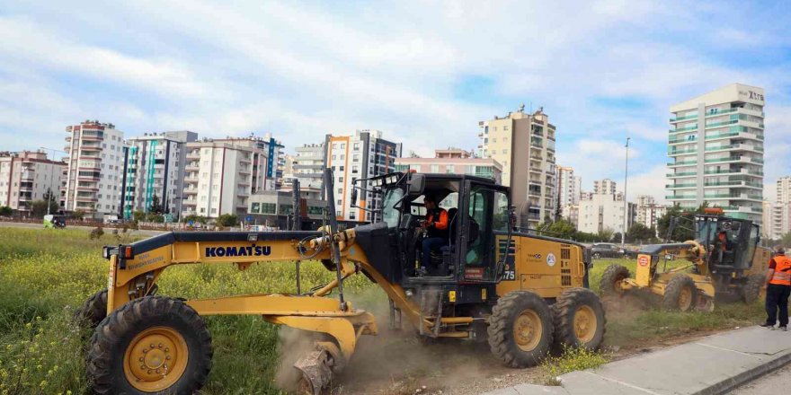 Büyükşehir Belediyesinden zararlılara karşı ilaçlama