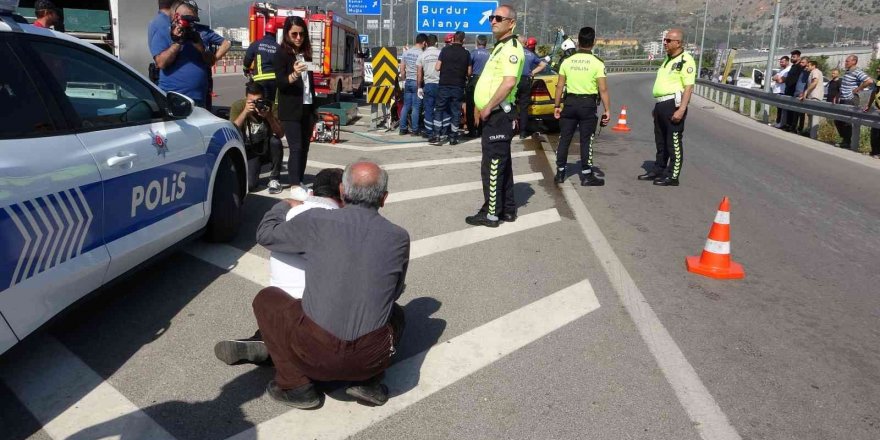 Ticari taksi ortadan ikiye bölündü, genç sürücü olay yerinde hayatını kaybetti