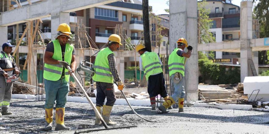 18 farklı spor branşını barındıran Oba Kapalı Spor Kompleksi hızla yükseliyor