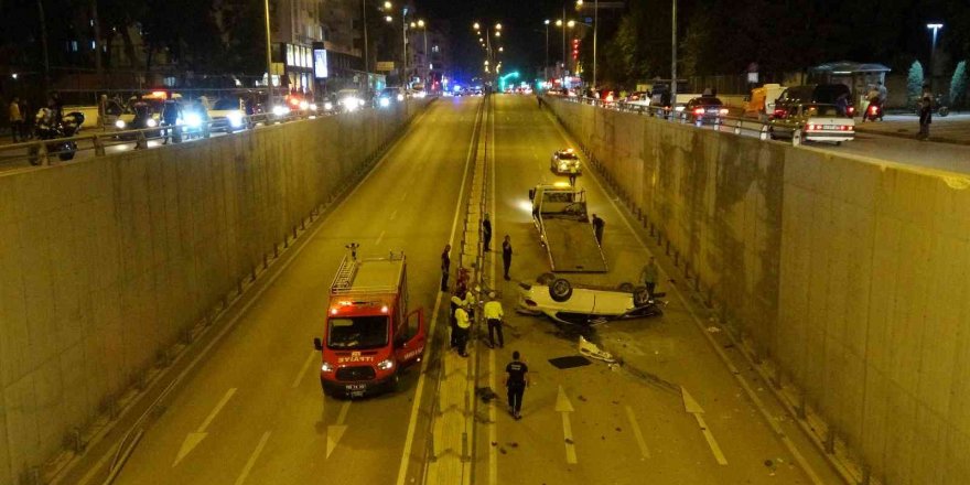 Bariyerleri aşan otomobil alt geçide düştü: 3 yaralı