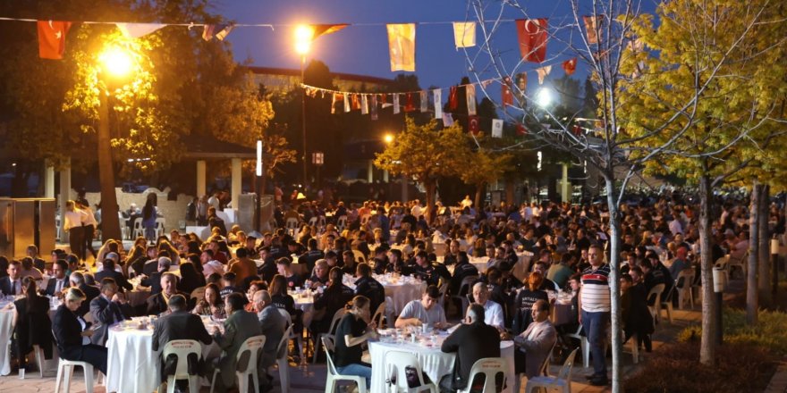 Başkan Böcek, belediye personeli ile iftarda buluştu