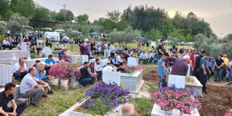 Öldürülen anne ve oğlu yan yana toprağa verildi