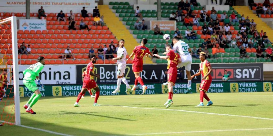 Spor Toto Süper Lig: A. Alanyaspor: 0 - Ö.K. Yeni Malatyaspor: 1 (İlk yarı)