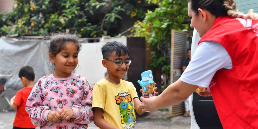 Mersin’de Çocuklara Şeker Ve Matara