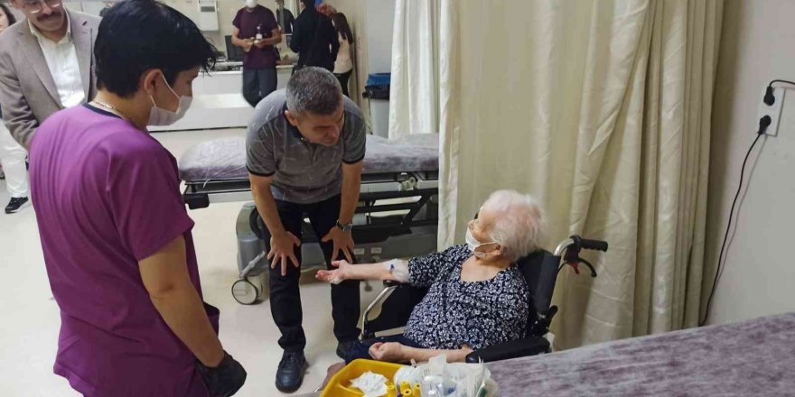 Kepez Devlet Hastanesi, hastalarını bayramda da yalnız bırakmadı