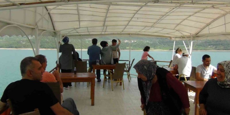 Kozan barajında tatilin keyfini çıkardılar