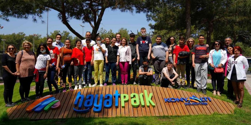 Özel çocuklar Hayatpark’ta çim ekti