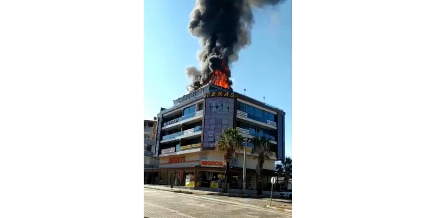 Hatay’da alışveriş merkezinin teras katındaki kafede korkutan yangın