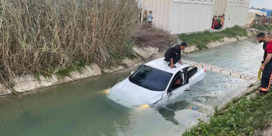 Kanala uçan otomobildeki 2 kişi yaralandı