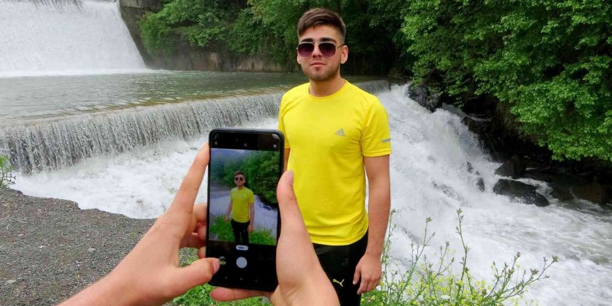 Şiddetli sağanakla birlikte debisi artan şelale görsel şölen sundu